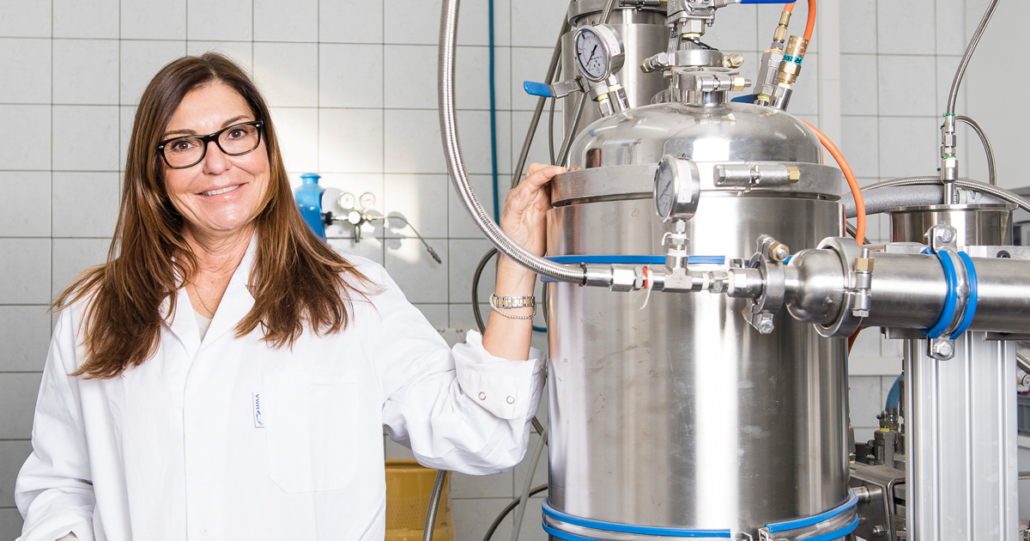 Hemp Farmers Gründerin Sylvia Nowel steht im Labor an der CO2 Extraktionsmaschine